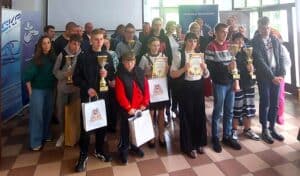 Uczestnicy XVII edycji Wojewódzkiego Turnieju Wiedzy BRD oraz XVIII edycji konkursu plastycznego; „ Jestem bezpieczny na drodze” na wspólnej fotografii