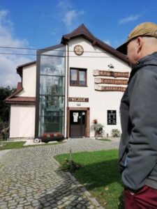 Budynek Muzeum Bojków z widoczną windą