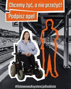 Kobieta na wózku elektrycznym siedzi na stacji kolejowej obok obrysu stojącej postaci. U góry nagłówek tekstu: Chcemy żyć, a nie przeżyć! Podpisz apel. U dołu widnieje hasztag: #UstawowaAsystencjaOsobista.