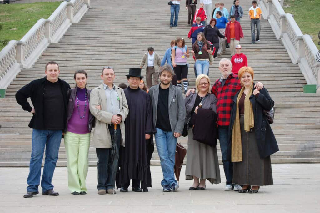 Spotkania Artystów Nieprzetartego Szlaku „Bajkowy Świat”, 2009. Pamiątkowa fotografia instruktorów i Rady Konsultantów wykonana po paradzie ulicami Lublina w tle schody prowadzące do Zamku Lubelskiego