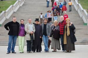 Spotkania Artystów Nieprzetartego Szlaku „Bajkowy Świat”, 2009. Pamiątkowa fotografia instruktorów i Rady Konsultantów wykonana po paradzie ulicami Lublina w tle schody prowadzące do Zamku Lubelskiego