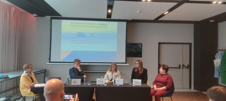 Panel ekspercki. Siedzą od lewej: Anna Gryżewska - Dyrektor Biura Rady Głównej Polskiego Towarzystwa Stwardnienia Rozsianego w roli moderatora, Tomasz Połeć - Rada Główna Polskiego Towarzystwa Stwardnienia Rozsianego, Malina Wieczorek - Prezes Fundacji SM „Walcz o Siebie”, Monika Łada - Prezes Fundacji Stwardnienierozsianieinfo, Karolina Kropornicka - Prezes Śląskiego Stowarzyszenia Chorych na Stwardnienie Rozsiane Sezam