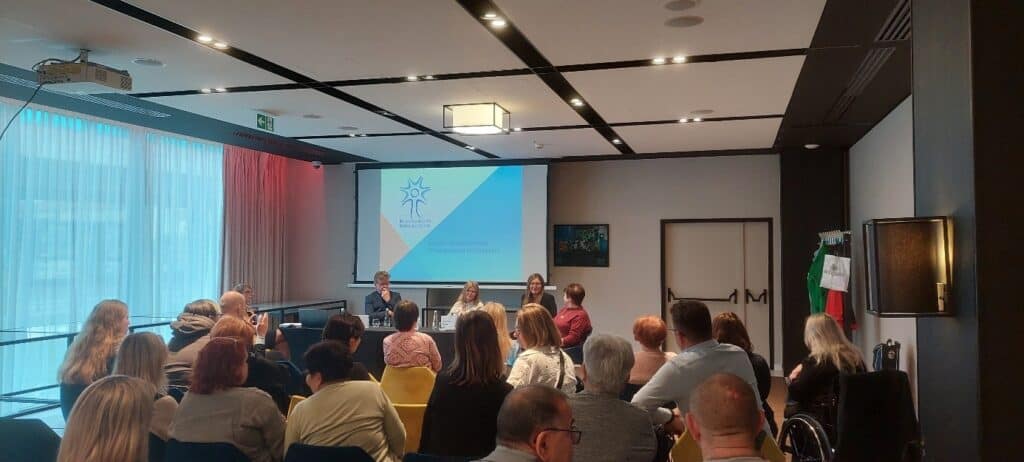 Grupa uczestników z oddziałów terenowych PTSR obecnych na panelu ekspertów, widok z tyłu