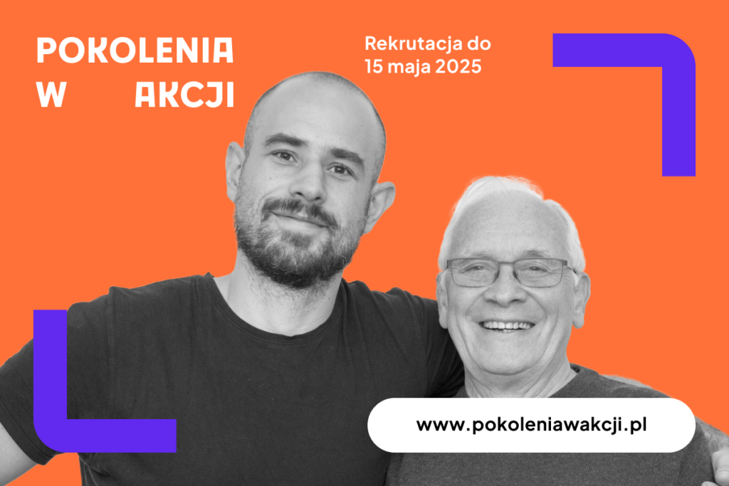 Dwóch mężczyzn, jeden młodszy i jeden starszy, stoją razem, uśmiechając się na pomarańczowym tle na którym widnieje tekst o rekrutacji do Pokolenia w Akcji do 15 maja 2025 r.