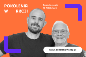 Dwóch mężczyzn, jeden młodszy i jeden starszy, stoją razem, uśmiechając się na pomarańczowym tle na którym widnieje tekst o rekrutacji do Pokolenia w Akcji do 15 maja 2025 r.
