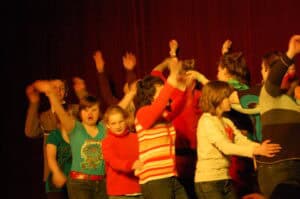 Spotkania Artystów Nieprzetartego Szlaku „Podróże w czasie”, 2011. Grupa osób w trakcie zabawy, większość osób unosi ręce do góry