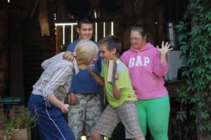 Skrzynickie Spotkania Teatralne 2002. Cztery osoby podczas próby spektaklu