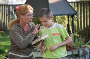 Skrzynickie Spotkania Teatralne 2002. Dwie osoby rozmawiają podczas próby teatralnej