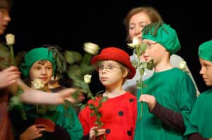 Spotkania Artystów Nieprzetartego Szlaku „Bajkowy Świat” 2009. Aktorzy Teatru Kleks tuż po spektaklu pt. "Żabowisko" otrzymują białe róże