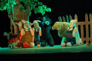 Spotkania Artystów Nieprzetartego Szlaku „Bajkowy Świat” 2009. Spektakl teatralny pt. "Trzy świnki" w wykonaniu Teatru Wesołe Skrzaty