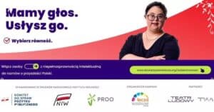 Kobieta z zespołem Downa stoi pewnie obok tekstu promującego inkluzję i równe prawa dla osób z niepełnosprawnościami intelektualnymi. Poniżej pasek z logami różnych organizacji.