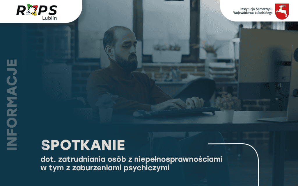 Mężczyzna siedzi przy biurku i pracuje na komputerze. Na zdjęciu znajduje się tekst promocyjny dotyczący spotkania na temat zatrudniania osób niepełnosprawnych.