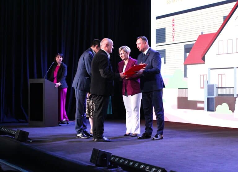 W kadrze Zbigniew Drążkowski odbierający wyróżnienie od Wicemarszałka Województwa Lubelskiego, Marka Wojciechowskiego