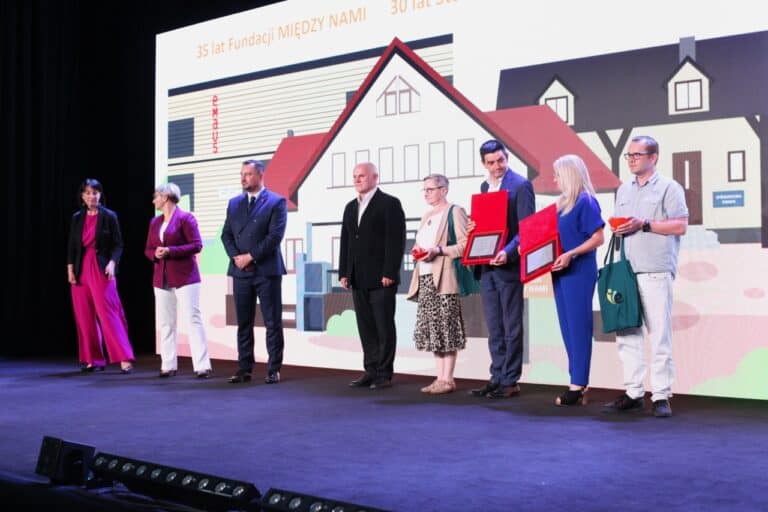 Pamiątkowa fotografia nagrodzonych gości