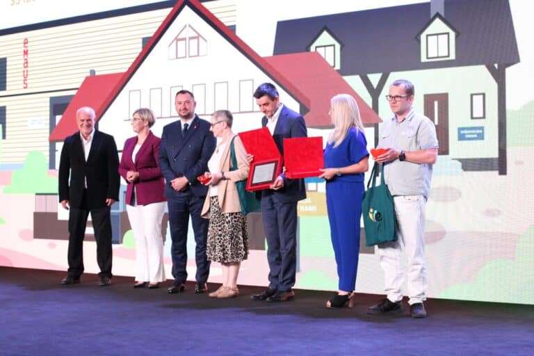 Fotografia osób, które otrzymały wyróżnienia i nagrody, pozujących z Wicemarszałkiem Wojciechowskim