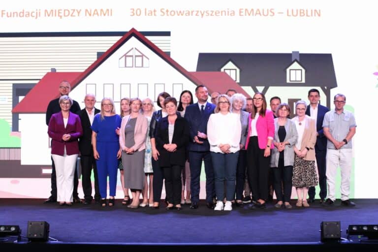 Pamiątkowa fotografia grupowa osób wyróżnionych i nagrodzonych. Wśród nich Wicemarszałek Województwa Lubelskiego Marek Wojciechowski