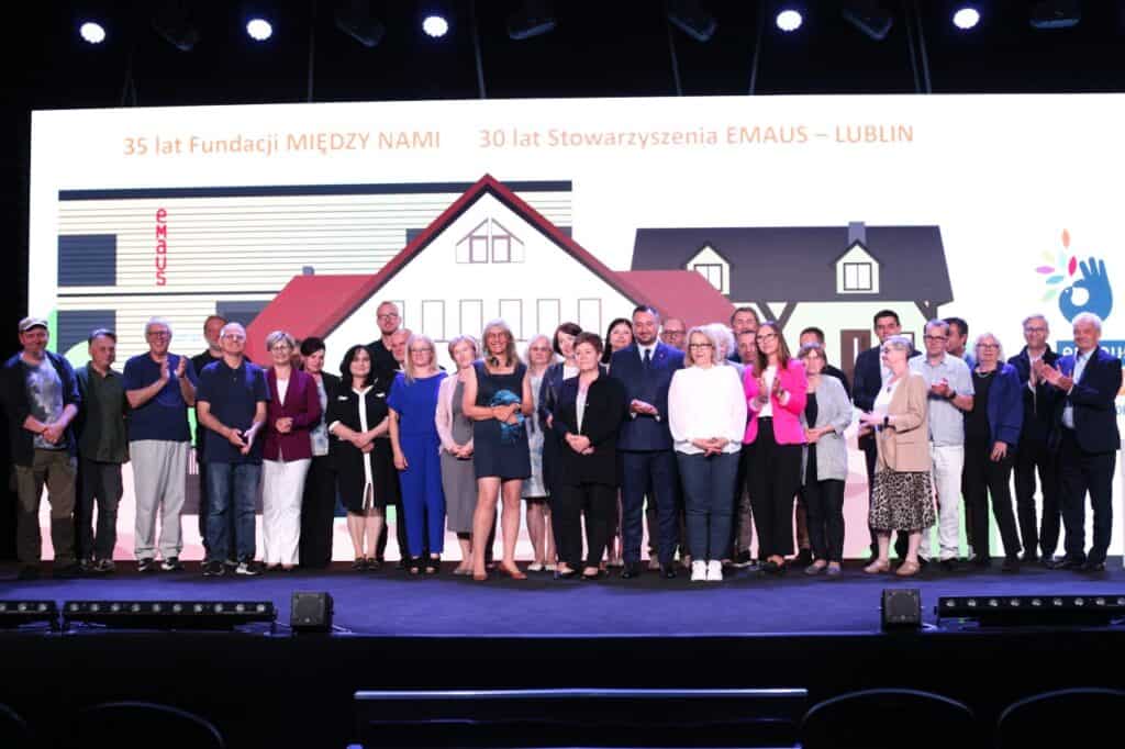 Grupowa fotografia zbiorowa osób wyróżnionych i nagrodzonych, wraz z gośćmi zagranicznymi i Wicemarszałkiem Województwa Lubelskiego Markiem Wojciechowskim