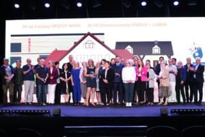 Grupowa fotografia zbiorowa osób wyróżnionych i nagrodzonych, wraz z gośćmi zagranicznymi i Wicemarszałkiem Województwa Lubelskiego Markiem Wojciechowskim