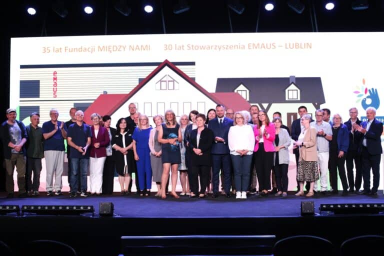 Grupowa fotografia zbiorowa osób wyróżnionych i nagrodzonych, wraz z gośćmi zagranicznymi i Wicemarszałkiem Województwa Lubelskiego Markiem Wojciechowskim