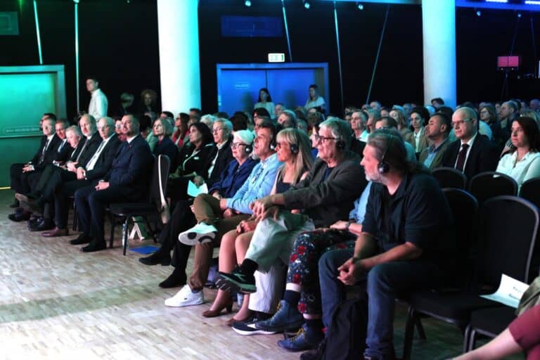 Widok na pierwsze rzędy z zaproszonymi gośćmi. Od lewej: goście z Urzędu Marszałkowskiego Województwa Lubelskiego, z prawej zaproszeni goście i prelegenci zagraniczni reprezentujący organizację Lekarze Bez Granic i współzałożyciele Emaus i Fundacji Między Nami