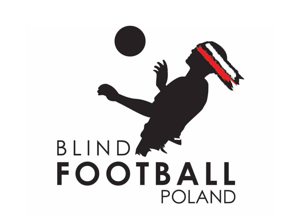 Logo Blind Football Poland przedstawiające sylwetkę piłkarza z piłką i opaską w kolorach flagi Polski. Poniżej tekst: Blind Football Poland.