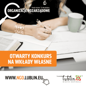Ręce osoby trzymającej długopis, wypełniającej dokumenty. Obok pomarańczowy pasek z tekstem: Otwarty konkurs na wkłady własne