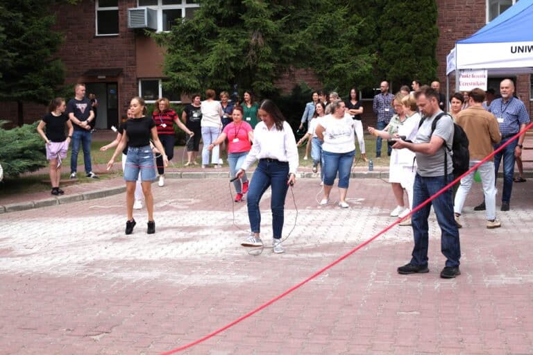 Na pierwszym planie Kamila Ćwik - dyrektor Uniwersyteckiego Szpitala Dziecięcego w Lublinie, przygotowuje się do skakania na skakance. W tle członkowie personelu medycznego ze skakankami