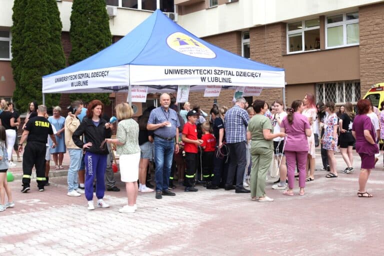 Widok ogólny na Punkt Liczenia Uczestników otoczony przez dzieci i dorosłych, którzy zapisują swoje wyniki