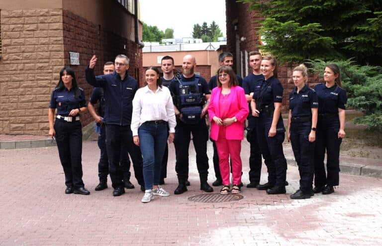 Pamiątkowa fotografia grupowa. W kadrze przedstawiciele Policji pozują z dyrekcją szpitala