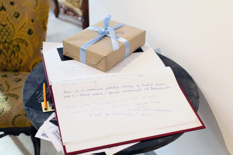 Księga pamiątkowa z wpisami gości finisażu