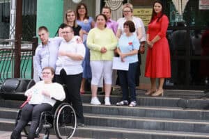 Do fotografii pozują, ustawieni kaskadowo: nagrodzeni uczestnicy przeglądu artystycznego, tuż za nimi członkinie jury