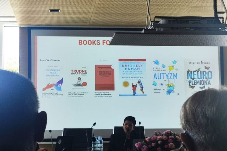 Wyświetlone na ekranie multimedialnym książki dotyczące wsparcia dla rodziców, opisujące np. trudne emocje u dzieci