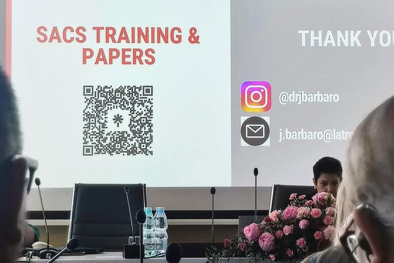 Ekran z kodem QR do zasobów SACS, adresem e-mail i linkiem do profilu prof. Barbaro na Instagramie