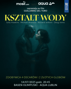 Kobieta i humanoidalny płaz obejmują się pod wodą. Plakat promuje pokaz filmu „Kształt Wody” 14 lipca 2025 r. w Basenie Olimpijskim, Aqua Lublin.
