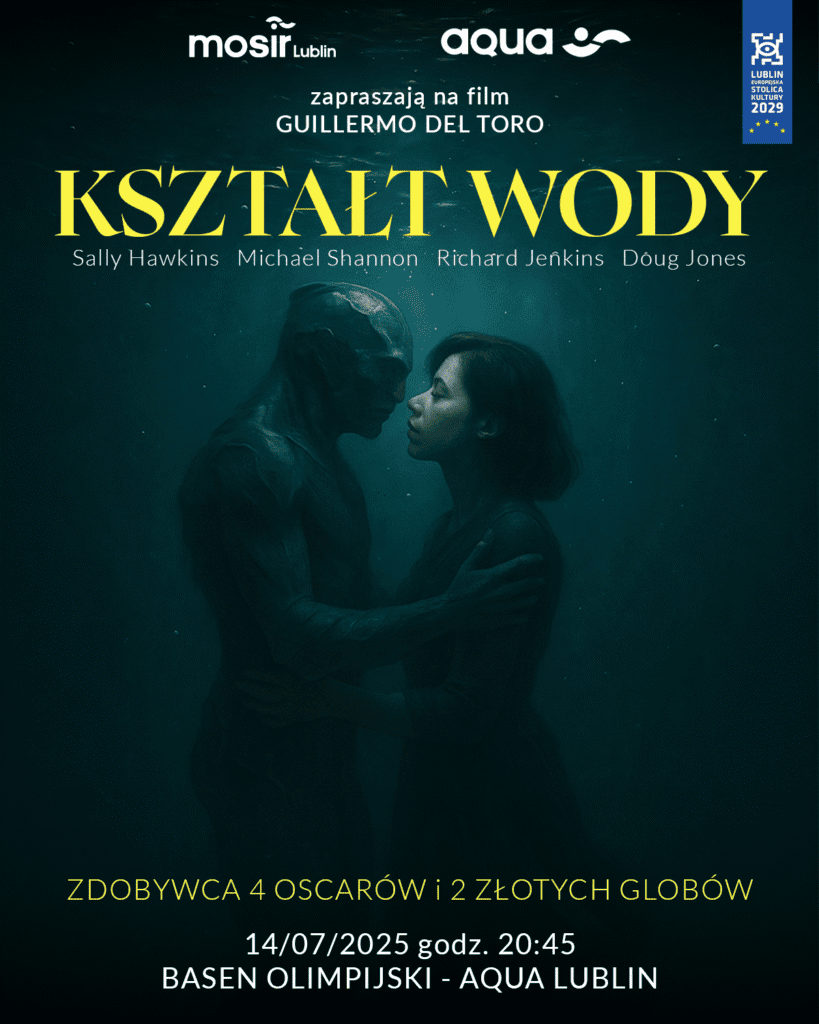 Kobieta i humanoidalny płaz obejmują się pod wodą. Plakat promuje pokaz filmu „Kształt Wody” 14 lipca 2025 r. w Basenie Olimpijskim, Aqua Lublin.