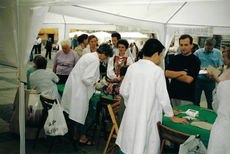 2002, Plac Króla Władysława Łokietka 1 przed budynkiem Nowego Ratusza, akcja pomiaru cukru i ciśnienia podczas wydarzenia dla mieszkańców Lublina