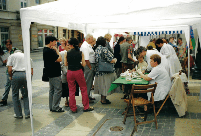 2002, Plac Króla Władysława Łokietka 1 przed budynkiem Nowego Ratusza, kolejka mieszkańców do pomiaru cukru i ciśnienia
