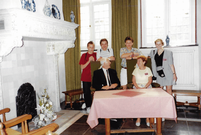 Arnhem, Holandia; Czerwiec 1995: Międzynarodowy Zjazd Diabetyków; w Sali Ślubów przy stole siedzi Barbara Polikarska w towarzystwie mera miasta, za nimi młodzież z koła dziecięcego