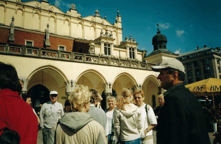 Kraków - Rynek, 29 czerwca 2004 r. Grupa osób na tle Sukiennic