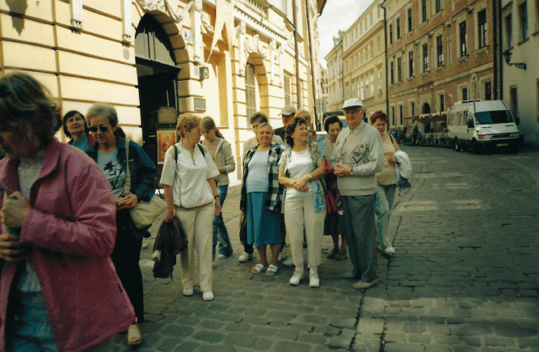 Kraków, 29 czerwca 2004; grupa osób na wycieczce na jednej z uliczek