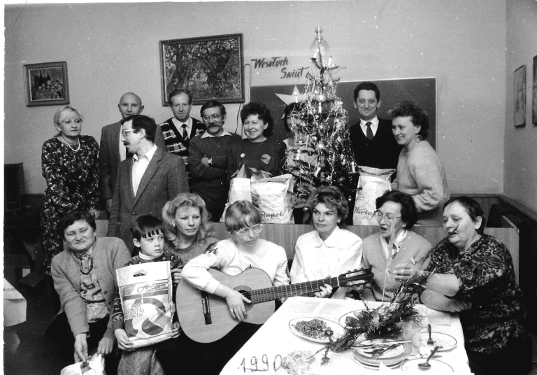 Boże Narodzenie 1990, siedziba Oddziału Wojewódzkiego przy ul. Juranda w Ośrodku „Praktyczna Pani”, Lublin, w grupie osób prezes p. Eliza Kwaśniewska