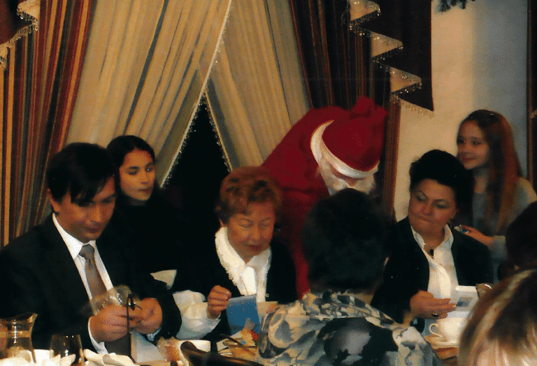 Spotkanie opłatkowe 2009; przy stole siedzą zaproszeni goście z Koła Dziecięcego z prezes p. Grubą