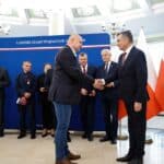 Łukasz Walczyński ściska dłoń Wojewody Lubelskiego Lecha Sprawki podczas uroczystości odznaczenia Brązowym Krzyżem Zasługi w Lubelskim Urzędzie Wojewódzkim