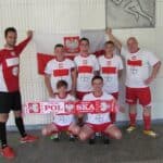 Siedmioosobowa Polska Reprezentacja Diabetyków w Futsalu ubrana w stroje sportowe w barwach narodowych Polski