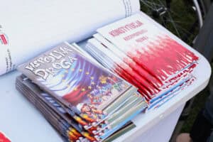 Na dwóch stosach leżą publikacje. Od lewej: Wspólna Droga (opracowanie Konstytucji RP) i obok Konstytucja Rzeczypospolitej Polskiej