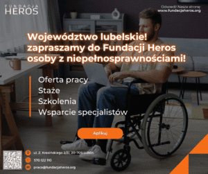 Mężczyzna na wózku inwalidzkim pracuje na laptopie, którego trzyma na kolanach. Zdjęcie promuje oferty pracy, staże, szkolenia i specjalistyczne wsparcie dla osób z niepełnosprawnościami oferowane przez Fundację Heros.