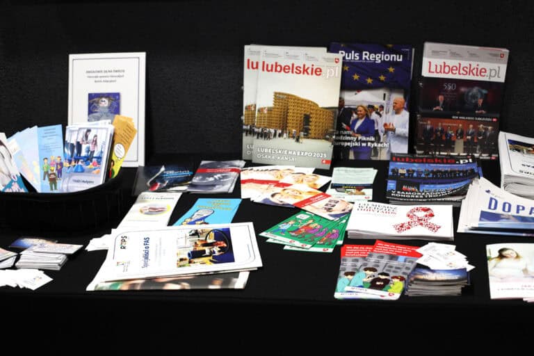 Na ciemnym tle ekspozycja broszur, folderów, ulotek mówiących o tematyce uzależnień