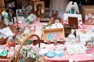 Stoisko z artystycznymi wyrobami rękodzielniczymi. Są tu m. in.: kolorowe pudełeczka, anioły, ręcznie malowane ramki, ikony na drewnie