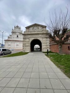 Stara Brama Lwowska w Zamościu z charakterystycznym łukiem