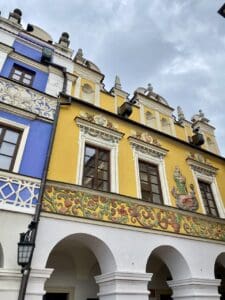 Kolorowe kamienice Ormiańskie na Rynku Wielkim w Zamościu: niebieska - pod Małżeństwem i żółta - pod Madonną